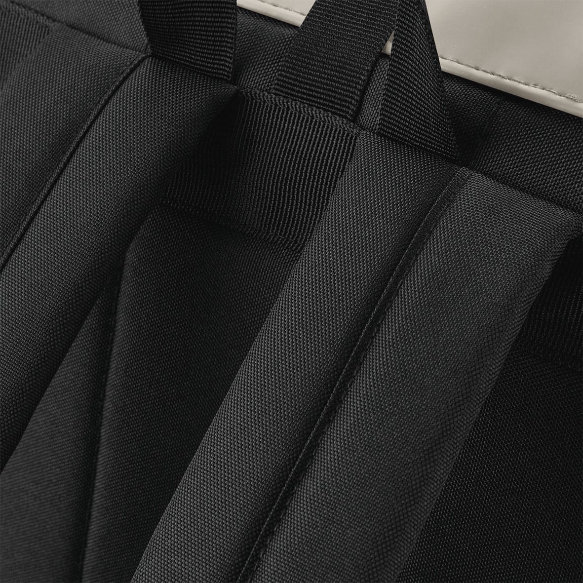Mochila de poliuretano mate con solapa enrollable - Imagen 2